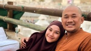 Liburan Ke Eropa Sepulang Umroh, Hanung Bramantyo Nantikan Kemunculan Paus Fransiskus di Depan Gereja