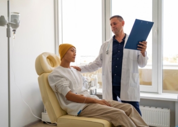 Orang dengan penyakit kanker sedang dalam pemeriksaan dokter. Dok Freepik