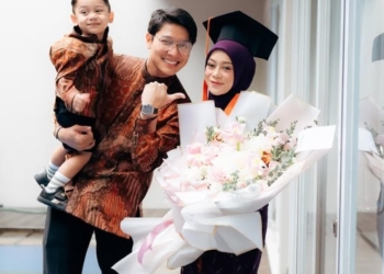 Penyanyi dangdut Lesti Kejora telah berhasil menyelesaikan kuliahnya hingga tahap wisuda meski saat ini tengah mengandung anak kedua. Dok/Instagram pribadi
