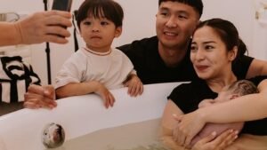 5 Artis Ini Memilih Lahiran dengan Metode Water Birth
