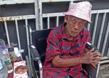 Pak Tarno yang kini berjualan mainan anak-anak dan ikan cupang di lapak petak.