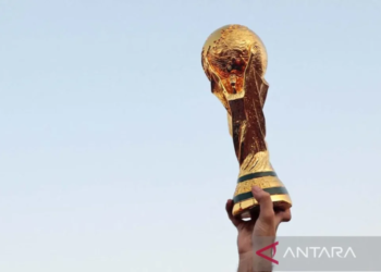 replika trofi piala dunia