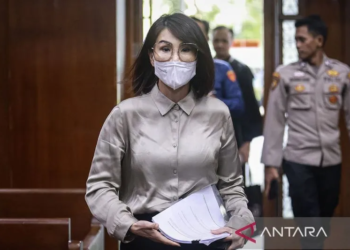 Terdakwa kasus dugaan korupsi tata niaga komoditas timah di wilayah Izin Usaha Pertambangan (IUP) PT Timah Tbk tahun 2015-2022 Helena Lim bersiap menjalani sidang di Pengadilan Tipikor, Jakarta, Kamis (12/12/2024). ANTARA FOTO/Dhemas Reviyanto/nym/pri.
