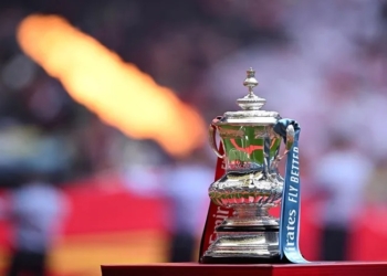 trofi piala FA