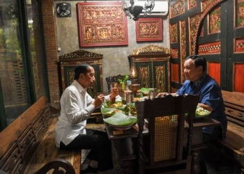 Presiden Prabowo Subianto (kanan) berbincang dengan Presiden RI ketujuh Joko Widodo (kiri) saat makan malam di Solo, Jawa Tengah(ANTARA FOTO/Galih Pradipta)