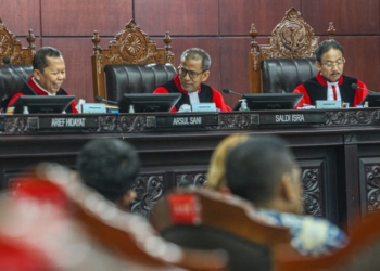 Ketua hakim konstitusi Suhartoyo (kanan) didampingi hakim konstitusi Saldi Isra (tengah), hakim konstitusi Arsul Sani(MI/Usman Iskandar)