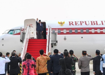 Presiden Prabowo Subianto melambaikan tangan dari atas pesawat saat akan bertolak melakukan kunjungan ke luar negeri.(ANTARA FOTO/Muhammad Adimaja)