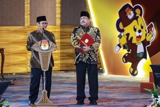 Gubernur dan Wakil Gubernur terpilih DKI Jakarta Pramono Anung (kiri) dan Rano Karno (kanan) menyampaikan pidato pada Rapat Pleno Terbuka Penetapan Pasangan Calon Terpilih Pemilihan Gubernur dan Wakil Gubernur DKI Jakarta( ANTARA FOTO/Dhemas Reviyanto/Spt.)