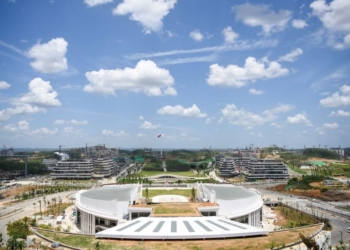 Suasana pembangunan di Kawasan Inti Pusat Pemerintahan (KIPP) terlihat dari Istana Garuda, Ibu Kota Nusantara (IKN), Penajam Paser Utara, Kalimantan Timur.(ANTARA FOTO/M Risyal Hidayat)