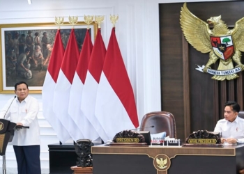 Presiden Prabowo Subianto (kiri) disaksikan Wakil Presiden Gibran Rakabuming Raka memberikan arahan saat memimpin sidang kabinet paripurna di Kantor Presiden, Jakarta, Rabu (22/1/2025).(ANTARA/Hafidz Mubarak A)