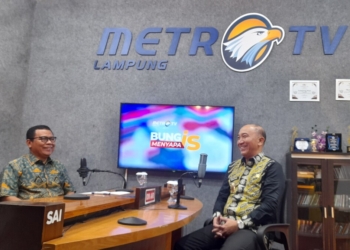 Pejabat (Pj.) Bupati Tanggamus, Mulyadi Irsan berbagi cerita dalam Program Bung Is Menyapa di Studio Lampung Post, Jumat, 24 Januari 2025. (Foto: Lampost.co/Triyadi Isworo)