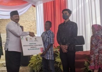Ketua Baznas RI, Prof Noor Achmad memberikan bantuan kepada salah satu anggota Baznas yang menjadi korban kebakaran.