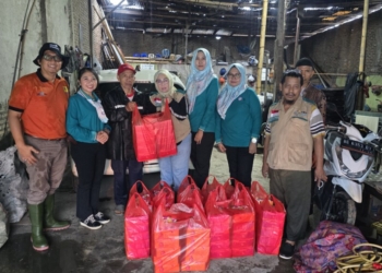 YBM PLN Lampung berikan bantuan paket nasi kepada korban banjir di Bandar Lampung.