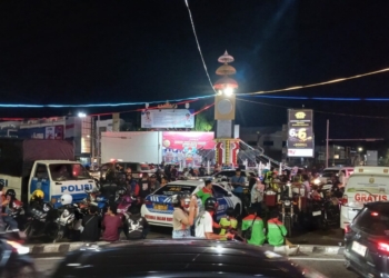Masyarakat datang ke Tugu Adipura untuk saksikan pesta kembang api.