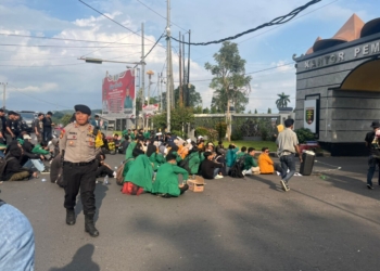 Mahasiswa menggelar aksi di pintu masuk Gedung DPRD, Komplek Pemerintah Provinsi Lampung, Jumat, 3 Januari 2025. (Foto: Lampost.co / Asrul Septian Malik)
