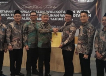 Wali Kota dan Wakil Wali Kota Metro terpilih, H. Bambang Iman Santoso dan Dr. M. Rafieq Adi Pradana saat menerima salinan putusan dari KPU Kota Metro.