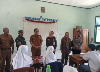 Pengecekan program Makan Bergizi Gratis (MBG) hari pertama di SMA Negeri 5 Metro. (Foto: Lampost.co/Bambang Pamungkas)
