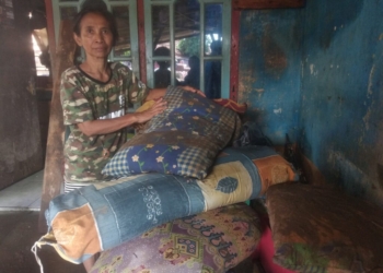 Warga kelurahan Pesawahan, Telukbetung Selatan, Bandar Lampung, terdampak banjir bandang, Minggu 19 Januari 2025. (Foto: Lampost.co/Andi Apriadi)