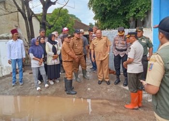 Wakil Walikota Bandar Lampung, Deddy Amarullah bersama jajaran meninjau dan berdialog kepada masyarakat yang terkena banjir. Dok Pemkot.