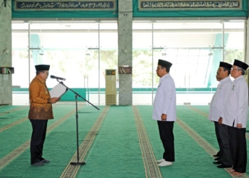 Pj. Gubernur Lampung, Samsudin mengukuhkan Kepengurusan Badan Amil Zakat Nasional (Baznas) Provinsi Lampung Periode 2024-2027, yang berlangsung di Islamic Center Provinsi Lampung, Bandar Lampung, Kamis (23/1/2025). Dok Adpim.