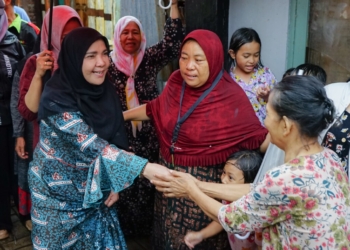 Walikota Bandar Lampung, Eva Dwiana meninjau lokasi-lokasi pemukiman warga yang terdampak banjir bandang. Dok