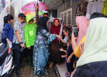 Walikota Bandar Lampung, Eva Dwiana meninjau lokasi-lokasi pemukiman warga yang terdampak banjir bandang