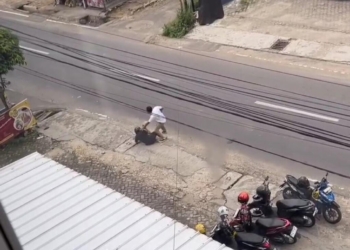 Anggota Subdit III Jatanras Ditreskrimum Polda Lampung, Bripka Agus Simanjuntak (berbaju putih) mengamankan terduga pelaku pencurian kendaraan bermotor (curanmor) di Jalan Putri Balau, Kelurahan Kedamaian, Kecamatan Kedamaian, dekat kantor DPC Gerindra Bandar Lampung, Kamis, 30 Januari 2025. Dok Warga