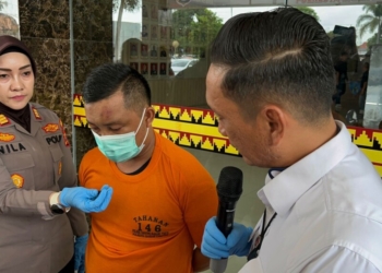 Pelaku saat berada di Mapolresta Bandar Lampung, Kamis 30 Januari 2025. (FOTO: Lampost.co/asrul)