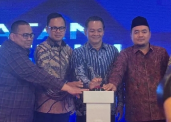 Ketua DKPP RI Heddy Lugito (tengah kanan) bersama Wamendagri Bima Arya Sugiarto (tengah kiri), Ketua Bawaslu RI Rahmat Bagja (kiri), dan Ketua KPU RI Mochammad Afifuddin saat meluncurkan Indeks Kepatuhan Etik Penyelenggara Pemilu (IKEPP) 2024 di kawasan Tanah Abang, Jakarta, Kamis (30/1/2025). ANTARA/Rio Feisal