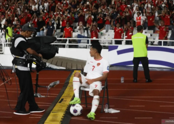 Pesepak bola Timnas Indonesia Marselino Ferdinan duduk di kursi saat berselebrasi usai mencetak gol ke gawang Timnas Arab Saudi pada pertandingan Grup C putaran ketiga Kualifikasi Piala Dunia 2026 Zona Asia di Stadion Utama Gelora Bung Karno, Senayan, Jakarta, Selatan, Selasa (19/11/2024). Indonesia mengalahkan Arab Saudi dengan skor 2-0. Foto: ANTARA FOTO/Meli Pratiwi/RIV/wpa.