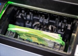Benarkah Mesin ATM Setor Tunai Tidak Bisa Deteksi Uang Palsu?