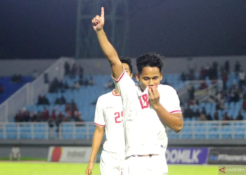 Pemain Timnas Indonesia U-20 Toni Firmansyah (kanan)
