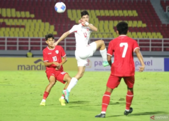 Pemain Timnas Yordania U-20 Mohammad Ahmed (tengah)
