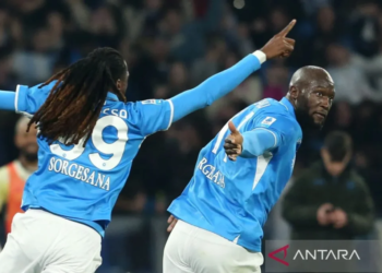 Penyerang Napoli Romelu Lukaku (kanan)