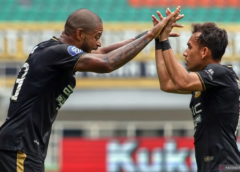 Pesepak bola Dewa United Alex Martins Fereirra (kiri)