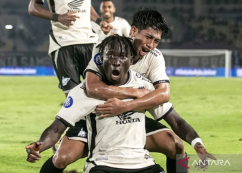 Pesepak bola PSM Makassar Albertine Joao Pereira (depan)