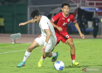 Pesepak bola Timnas Indonesia U-20 Welber Jardim (kanan)