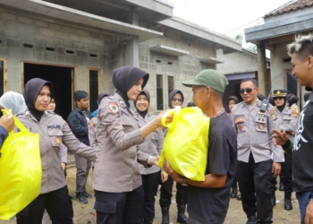 Polda Bantu Korban Banjir