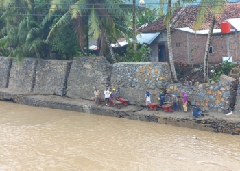 Proyek talud di Karya Punggawa, Pesisir Barat yang belum selesai sudah retak-retak akibat hujan semalam.