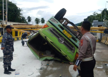 Truk Terguling di Pelabuhan Bakauheni