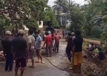 Warga Desa Pulau Panggung, Kecamatan Abung Tinggi, Lampung Utara secara swadaya memperbaiki jalan rusak. Lampost.co/Fajar Nofitra