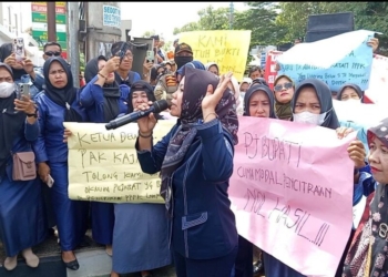 Pengunjuk rasa yang berasal dari tenaga honorer menuntut untuk mengusut proses rekrutmen Lampung Utara di depan kantor Kejari Lampura, Senin, 6 Januari 2024. Lampost.co/Fajar Nofitra