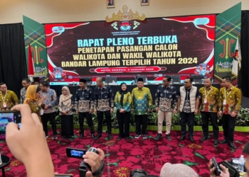 Rapat pleno penetapan pasangan calon wali kota dan wakil wali kota Bandar Lampung, Eva Dwiana - Deddy Amrullah, Kamis, 9 Januari 2025. Lampost.co/Asrul