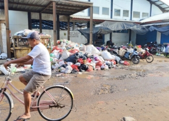 Kondisi tumpukan sampah di Pasar Way Jepara, Kabupaten Lampung Timur, Senin, 13 Januari 2025. Lampost.co/Arman Suhada