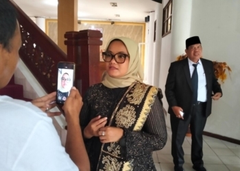 Bupati Terpilih Ela Siti Nuryamah usai menghadiri kegiatan di gedung DPRD Lampung Timur, Selasa, 14 Januari 2025. Lampost.co/Arman Suhada