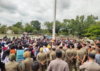Ratusan guru honorer di Way Kanan menggelar aksi demo di halaman kantor pemerintahan Way Kanan, Selasa, 14 Januari 2025. Lampost.co/Candra Putra Wijaya