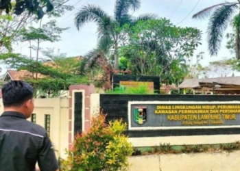 Sampah di pasar way jepara. Suasana di depan Kantor Dinas Lingkungan Hidup, Kawasan Permukiman dan Pertahanan Kabupaten Lampung Timur. Lampost.co/Arman Suhada