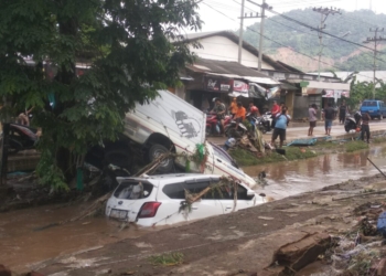 Dua unit mobil terbawa arus banjir di Way Lunik, Panjang, Bandar Lampung. Lampost.co/Andi Apriadi