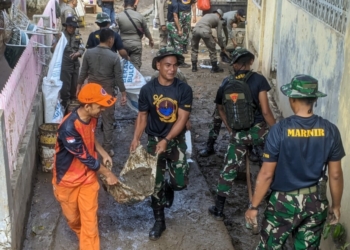 Banjir Bandar Lampung. Personel Brigif 4 Mar/BS dan warga Pesawahan, Telukbetung Selatan kerja bakti membersihkan lingkungan pascabanjir. Lampost.co/Umar Robbani