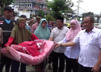 Pemkot Bandar Lampung menyalurkan bantuan dari Kemensos kepada warga yang terdampak banjir di Kantor Kecamatan Telukbetung Selatan, Rabu, 22 Januari 2025. Lampost.co/Andi Apriadi